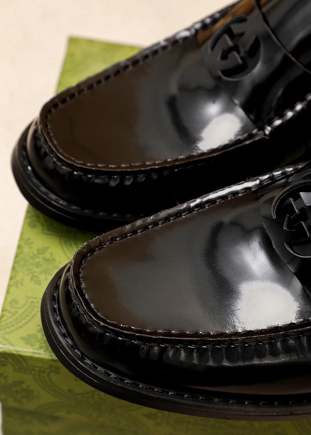 Men's shoes 💰480 💐 Product trademark: GUCCI "Gucci" casual leather shoes Regular size: 38-44 (45🉑️customized) Product materials: Selected imported first-layer open-edge beaded cowhide leather upper + luxury hardware buckle, imported water-dyed cowhide leather lining. Strong three-dimensional visual effect, combined outsole Color: 4⃣️colors available